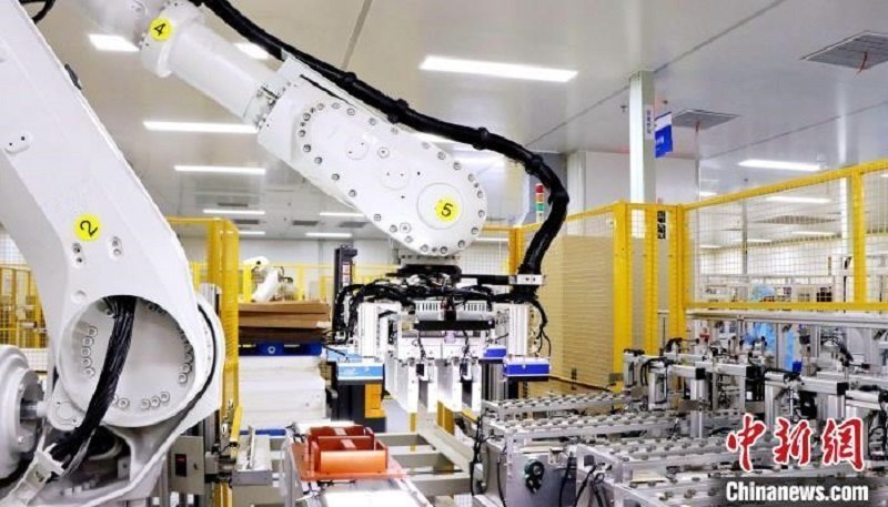 圖為資料圖，海辰儲能自動分檔打包機器人。?曾欣平供圖